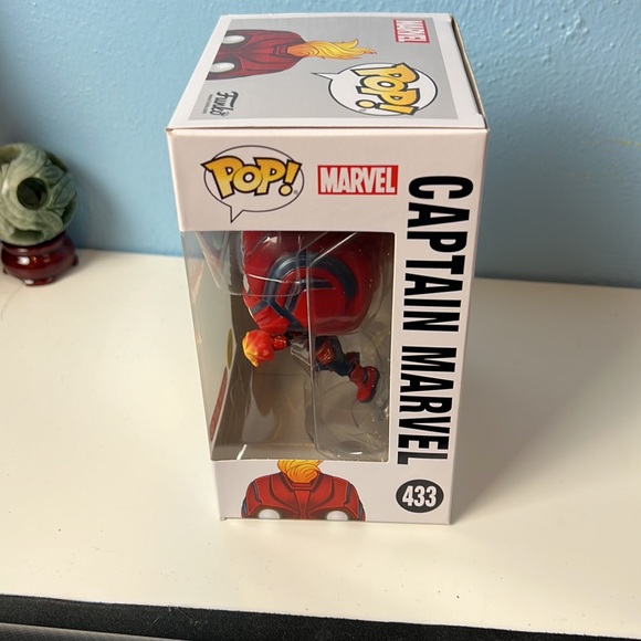 Funko Pop Captain Marvel 433 Target Exclusive GITD with Pop Protector - Picture 2 of 7